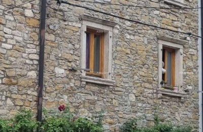 Prodaje se kamena kuća u nizu, nanovo obnovljena, Buje!