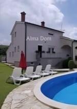 We offer for sale a beautiful detached house with a pool in a quiet and green area of Pula (Veli Vrh) 1