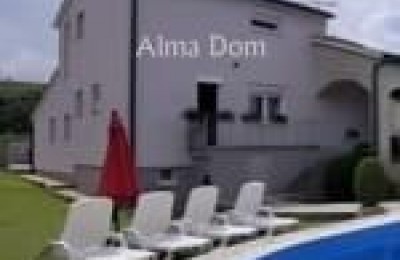 Мы предлагаем на продажу прекрасный отдельно стоящий дом с бассейном в тихом и зеленом районе Пулы (Вели Врх)