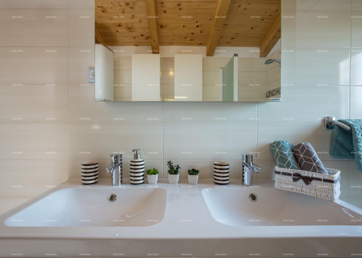 Fažana, detached house on a large plot of 1844 m2. View of the entire Fažana. 15