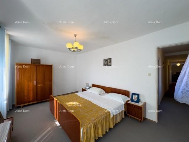 We are selling a large detached house with a spacious yard! 27