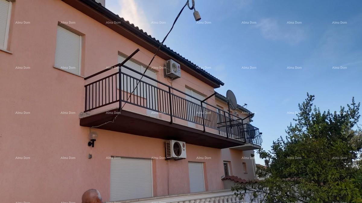 Prodaja, Ližnjan , kuća u nizu sa tri apartmana. 2