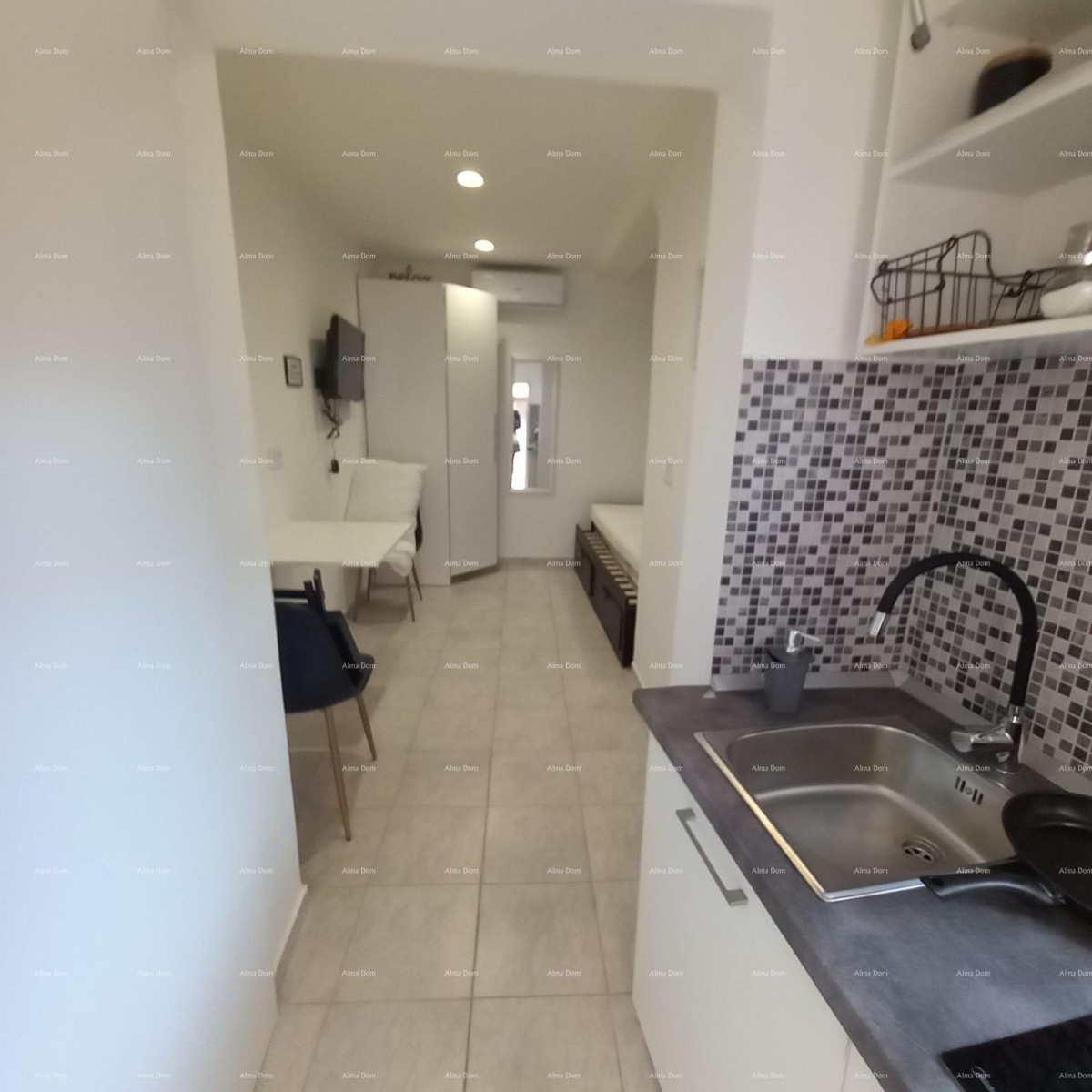 Pješčana Uvala, 200 meters from the beach and sea, a charming house with three apartments. 16