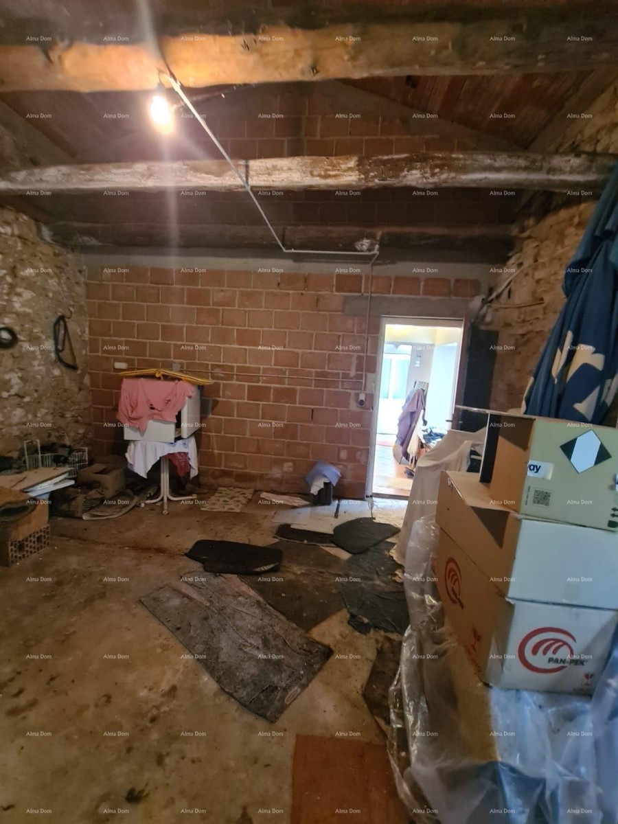 Prodaja kuće sa dvorištem i velikim zemljištem, Barban 25