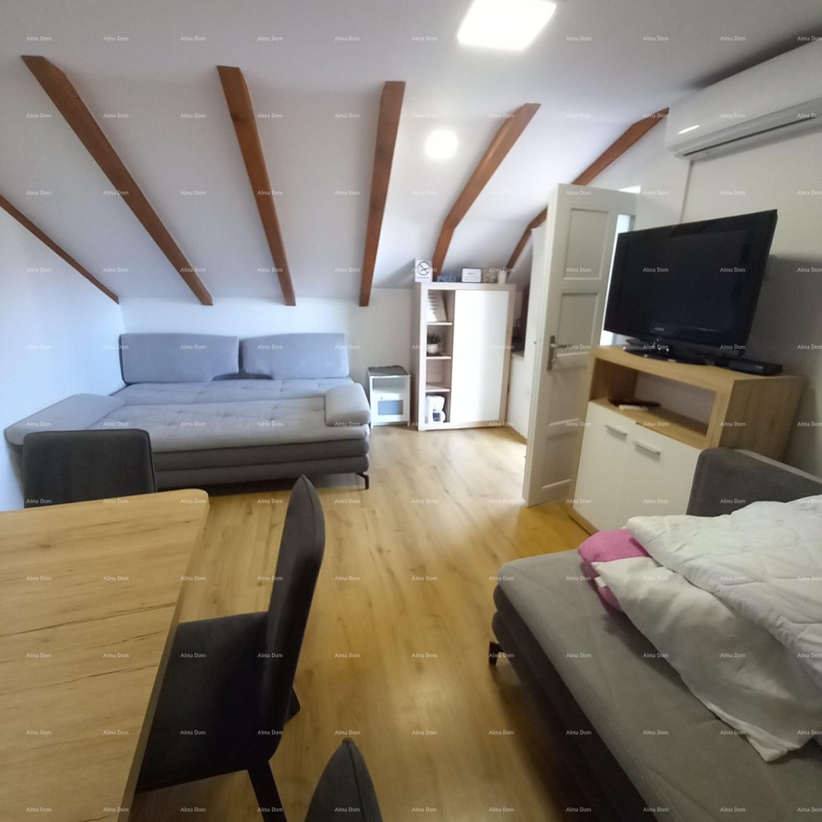 Pješčana Uvala, 200 meters from the beach and sea, a charming house with three apartments. 25