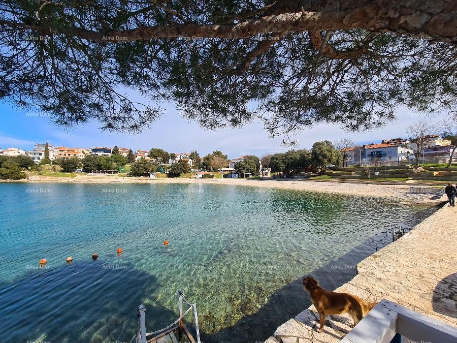 Prvi red do morja in plaže – hiša s bazenom in veliko okužnico, Pješčana Uvala! 3