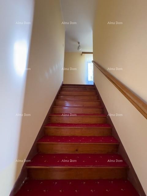 We are selling a large detached house with a spacious yard! 19