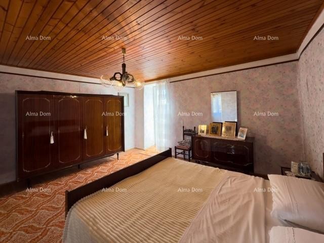 We are selling a large detached house with a spacious yard! 31