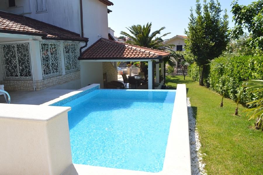 VILA U PJEŠČANOJ UVALI SAMO 100 M OD MORA !! 1