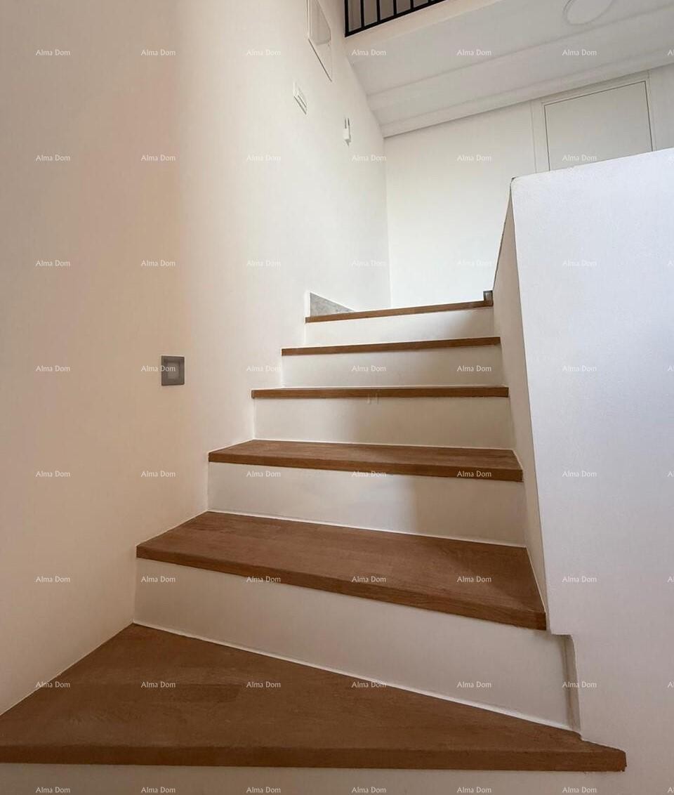 POREČ, Ristrutturata casa in pietra con vista mare 11