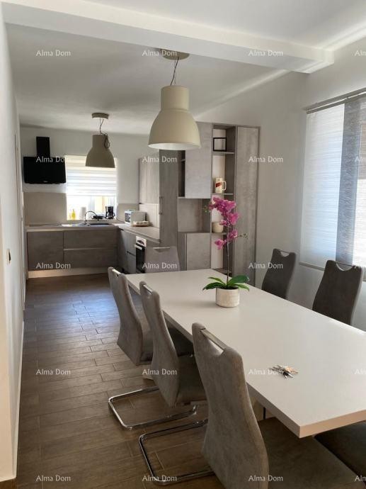 Продается дом, 200 м², с бассейнoм , Рашa 2