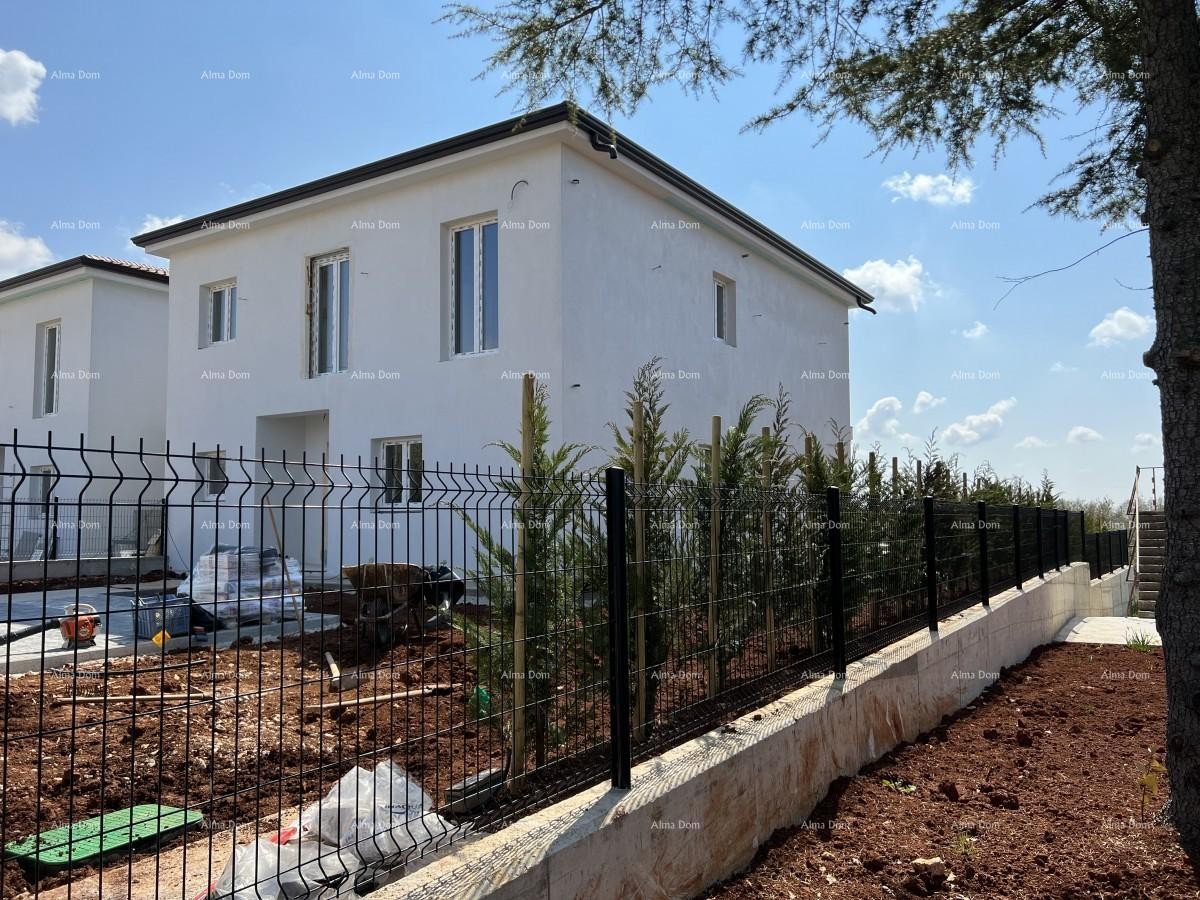 Nova hiša s bazenom, moderno opremljena. 7 km do centra mesta Poreč. 3