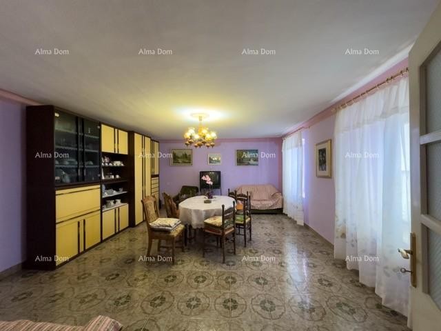 We are selling a large detached house with a spacious yard! 8