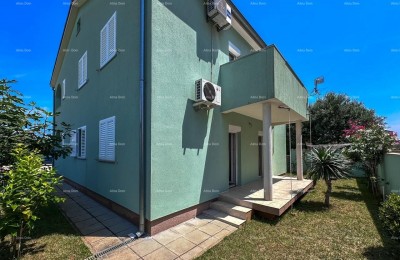 Prodajemo kuću sa dva stana u Valbandonu.