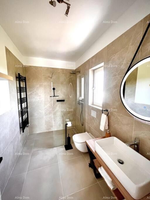 Продается красивый и современный дом, Пореч 32