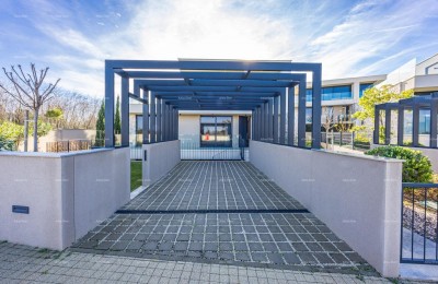 Первый ряд к морю! Роскошный дом в Умаге, 300 м от моря - идеален для семьи с современными удобствами.