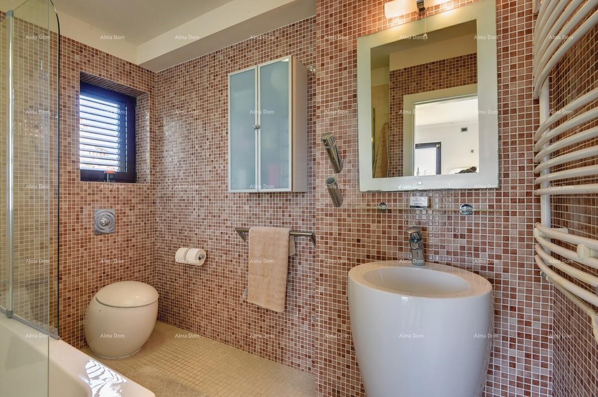 Prvi red do morja in plaže – hiša s bazenom in veliko okužnico, Pješčana Uvala! 17