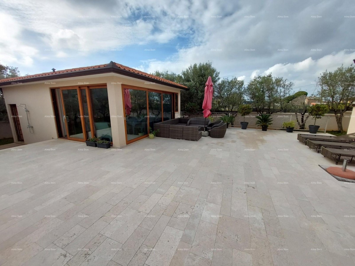 Moderna hiša z dvema apartmajema, notranjim bazenom in velikim dvoriščem 6