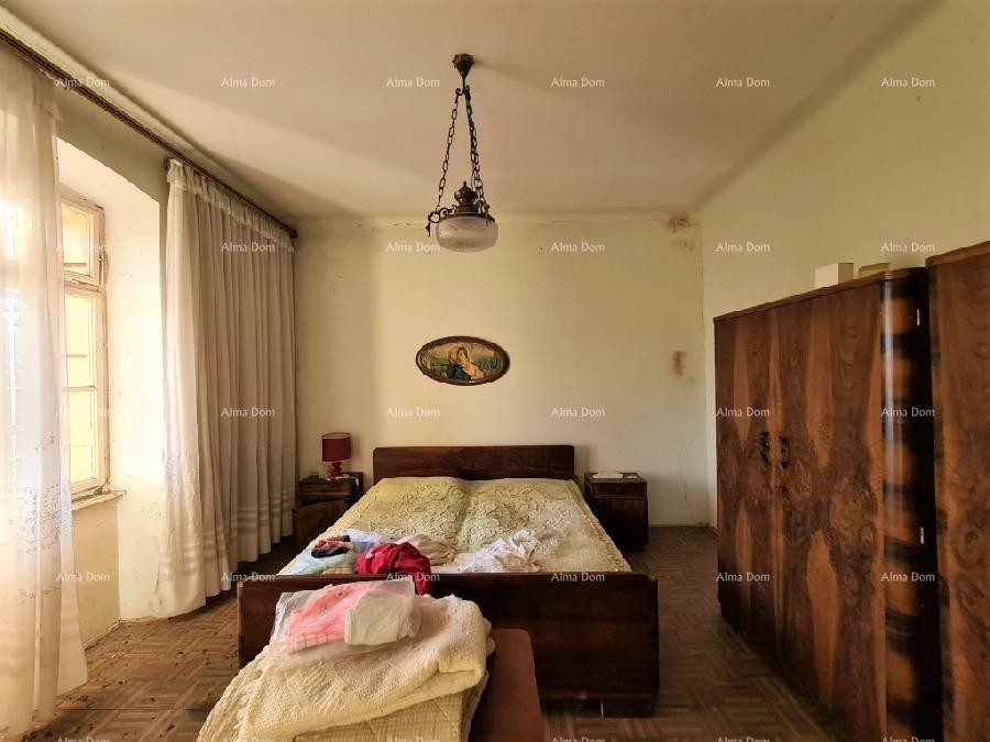 We are selling an old Istrian stone house with a view of Grožnjan. 12