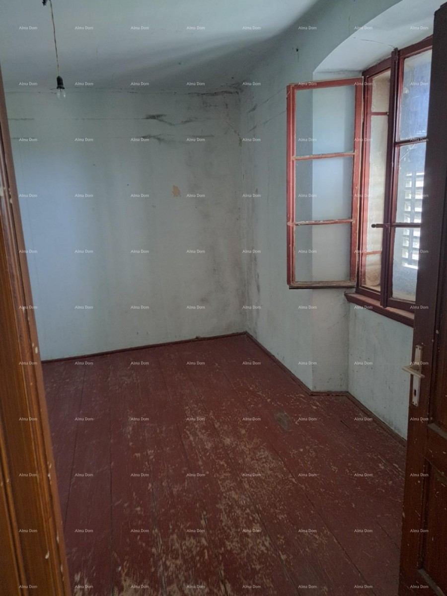 Na prodaj je hiša s kletjo, veliko teraso, dvema trisobnima stanoma in dvoriščem. Odlična priložnost za naložbo! 11