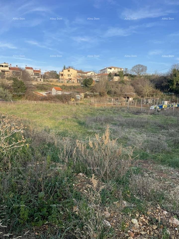 Zazidljivo zemljišče v centru Loborike! 2