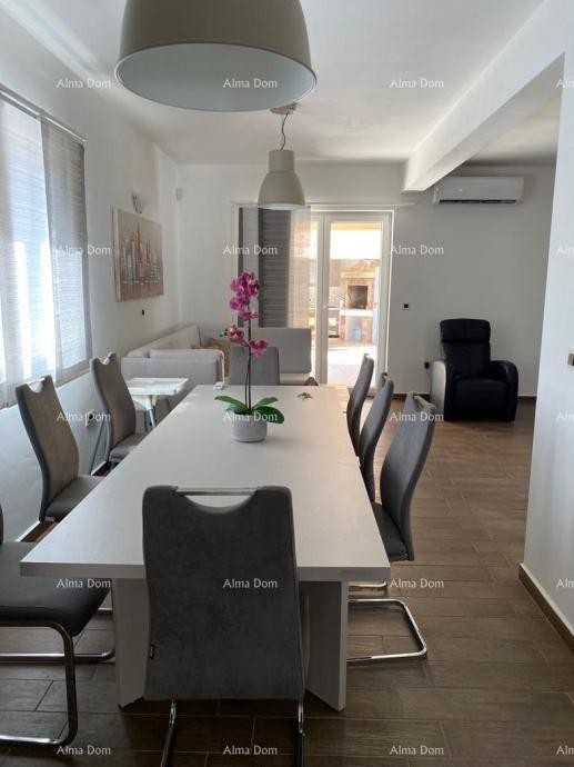 Продается дом, 200 м², с бассейнoм , Рашa 3