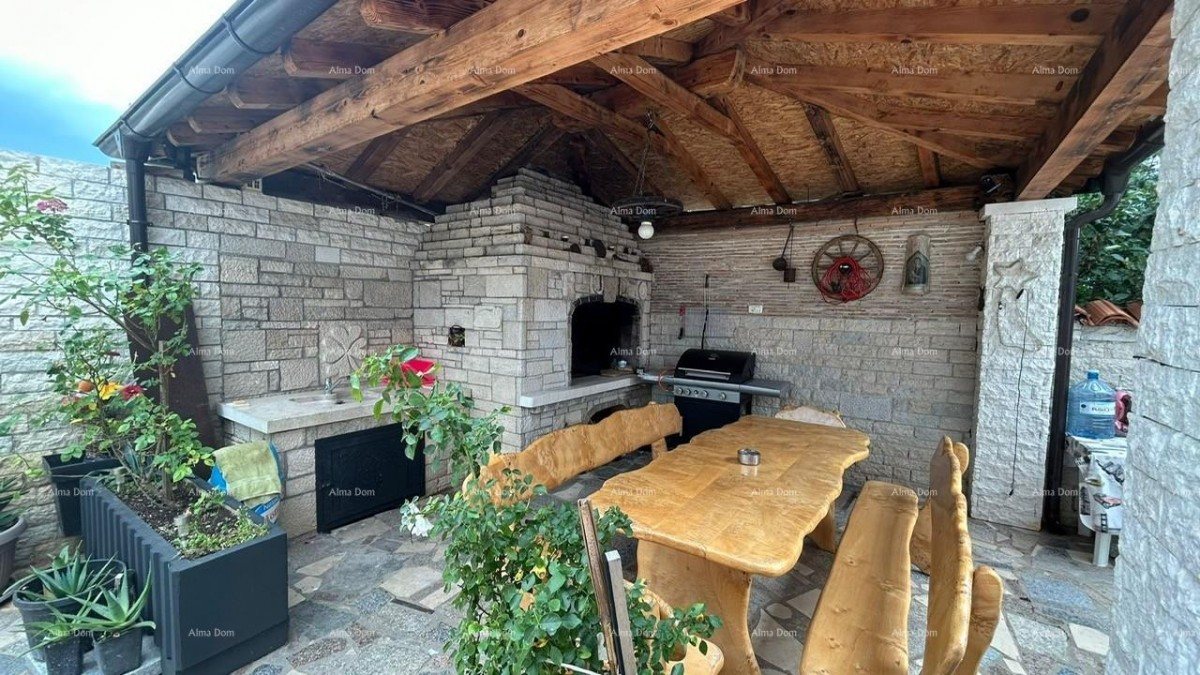 Prodajemo kuću sa više apartmana i bazenom. Pula Veli vrh. 8