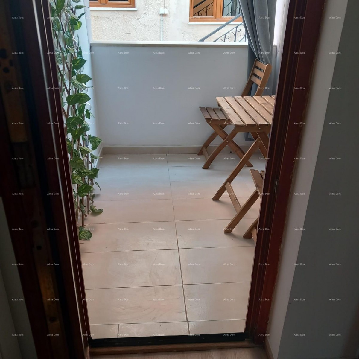 Pješčana Uvala, 200 meters from the beach and sea, a charming house with three apartments. 4