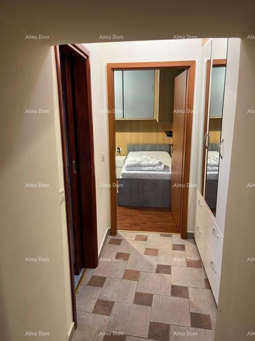 Poreč – Dekumanova ulica, pješačka zona. Prostrani i potpuno opremljeni stan na odličnoj lokaciji! 8