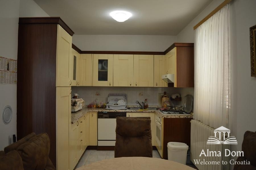 We are selling a house with five apartments in Medulin. 10