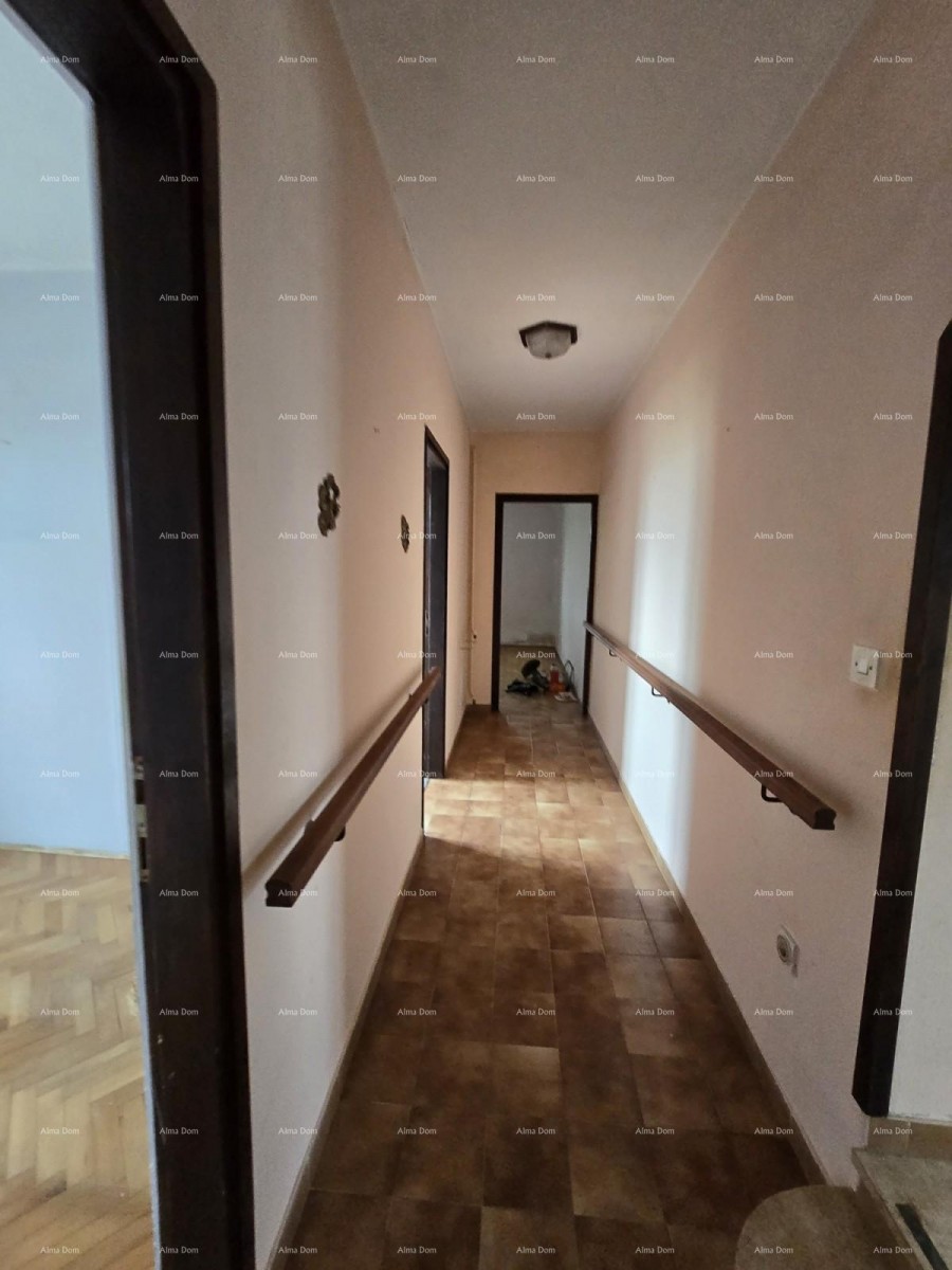Prostrana hiša blizu Pule! Dva stanovanja - 2500 m² zemljišča! 7