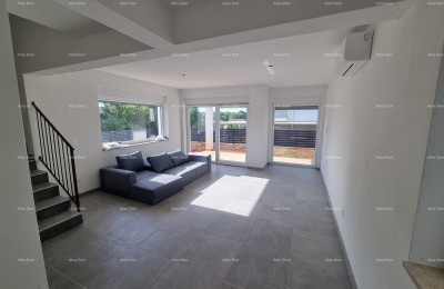 Moderna duplex hiša s strešno teraso in panoramskim pogledom na morje.