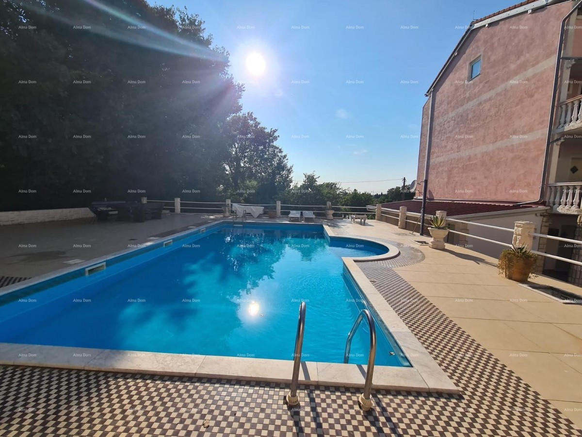 Prizemni apartma z ložo in bazenom. Medulin. 2