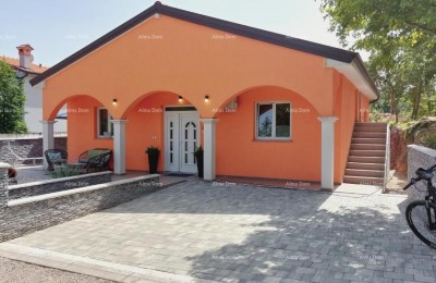 House with a beautiful view of the mountains, terrace, garden, barbecue, and private parking.