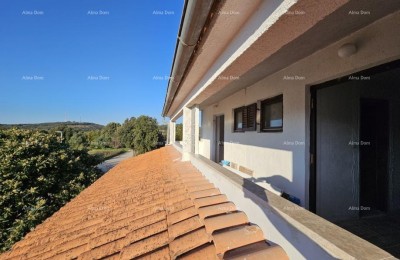 Rovigno: Proprietà vicino alla spiaggia, circondata da pini