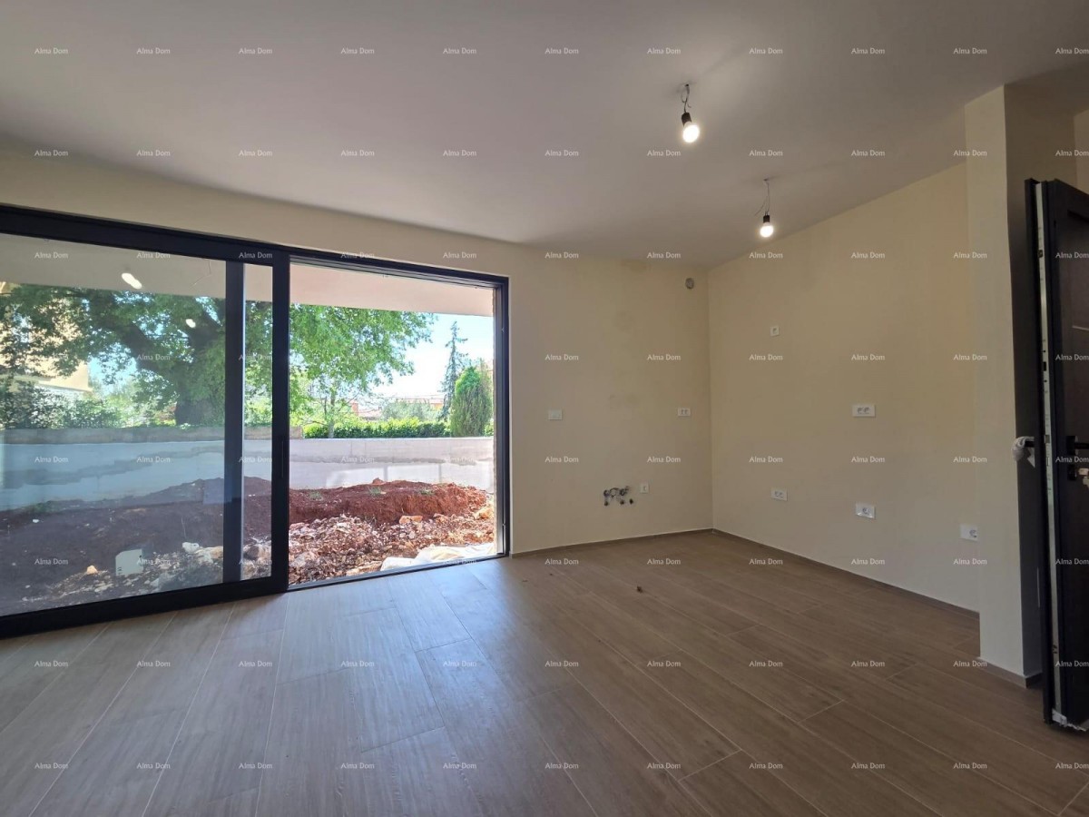 Dvosoban stan s velikim vrtom 100 metara do rive. 27