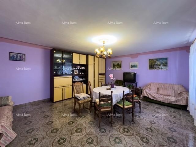 We are selling a large detached house with a spacious yard! 9