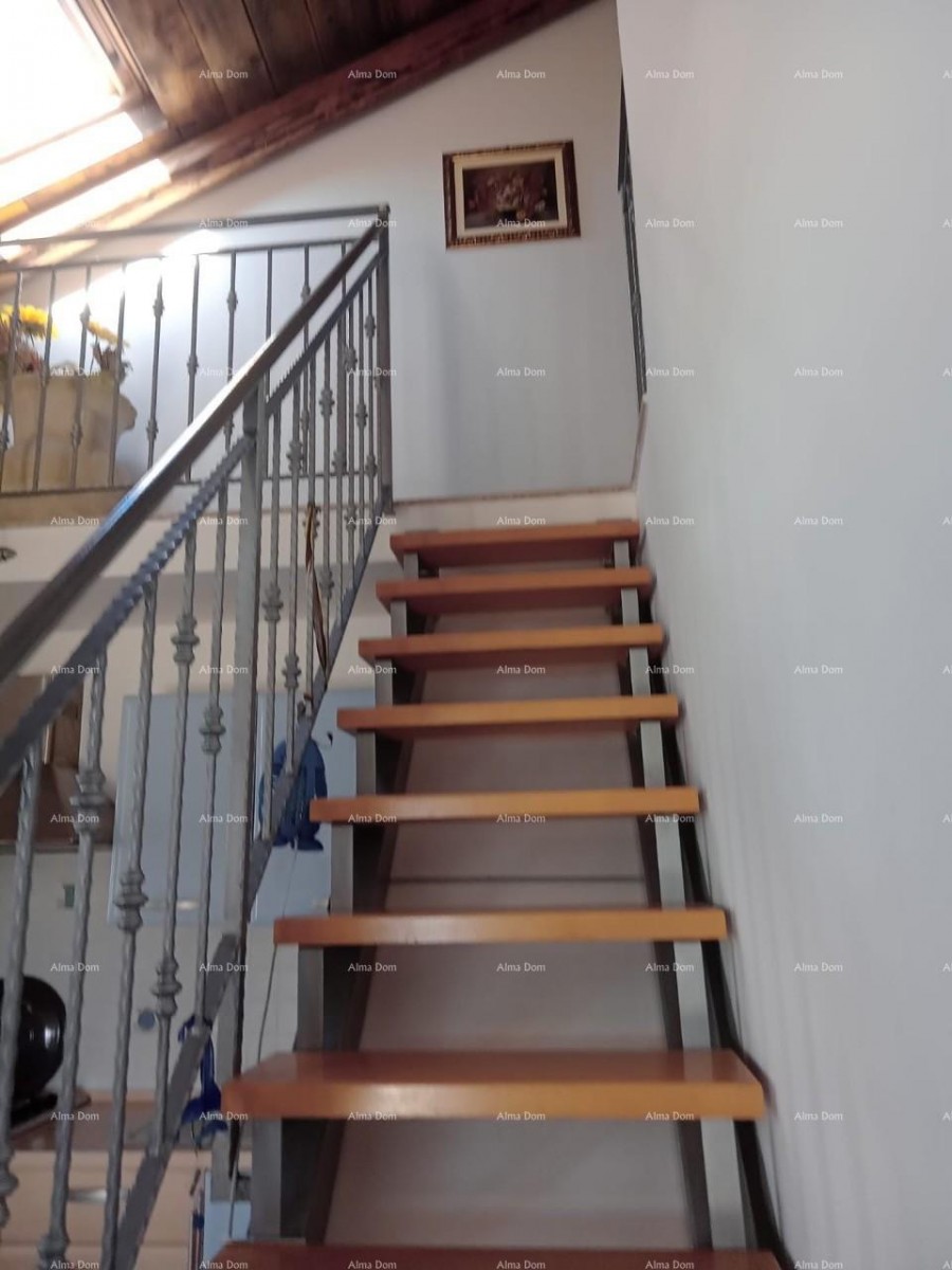 Близость города Умага. Продается дуплексный дом площадью 123,65 м² на самом берегу моря, в 10 метрах от моря. 11