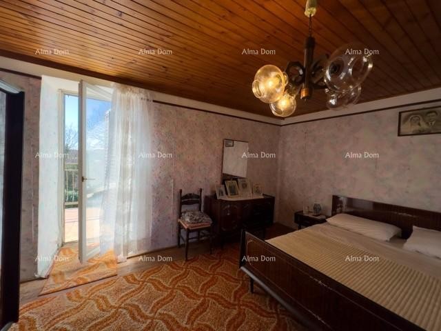 We are selling a large detached house with a spacious yard! 32