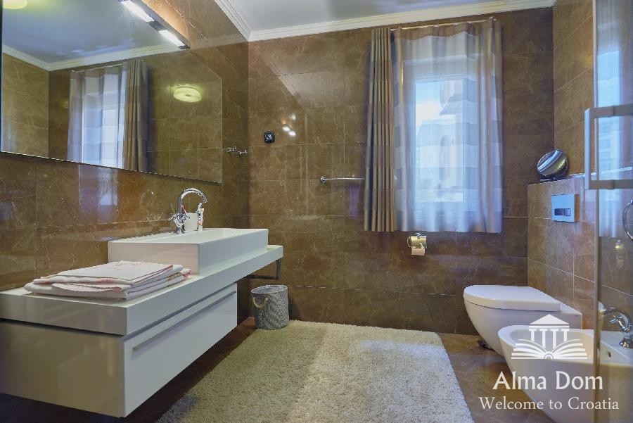 Prima filla-villa con garage e la piscina 8
