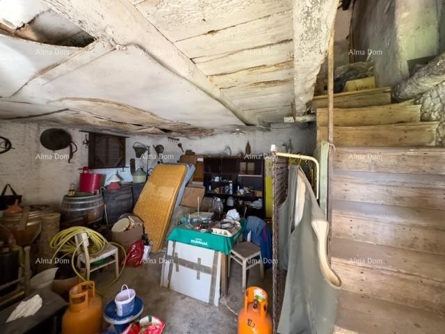 We are selling a large detached house with a spacious yard! 36