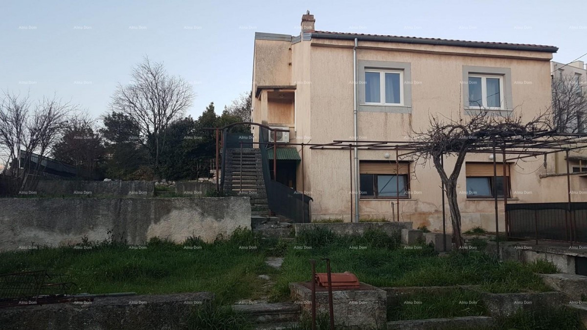Pula!  Kuća s dva stana i velikim vrtom. Blizina Mup-a. 2