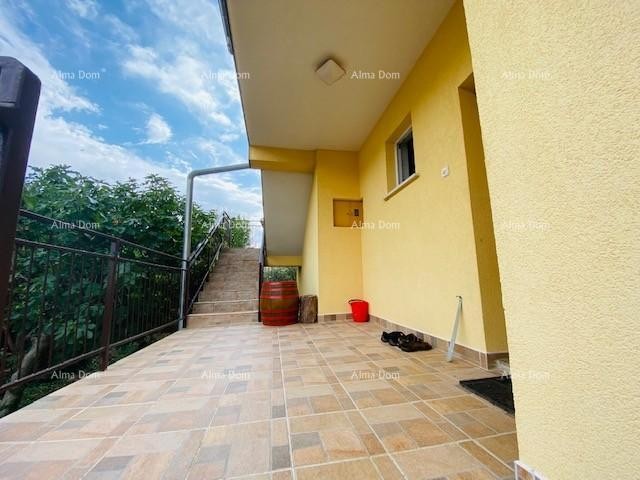 Casa spaziosa a Pola con grande cortile e numerose possibilità 2