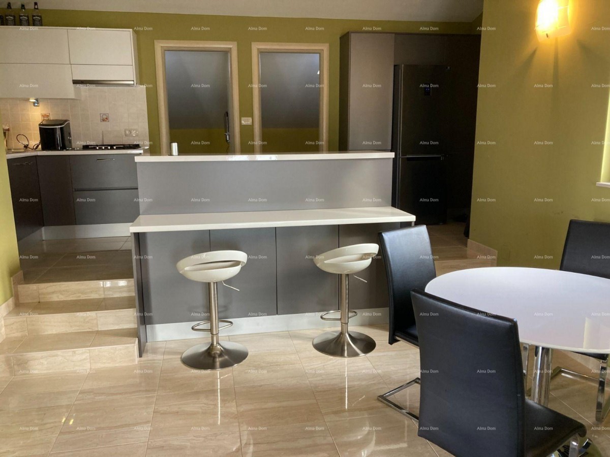 Prodaja - Prvi red do mora! Moderna, prostrana kuća s 4 zasebna stana, garažom i vezom, Rogoznica. 14