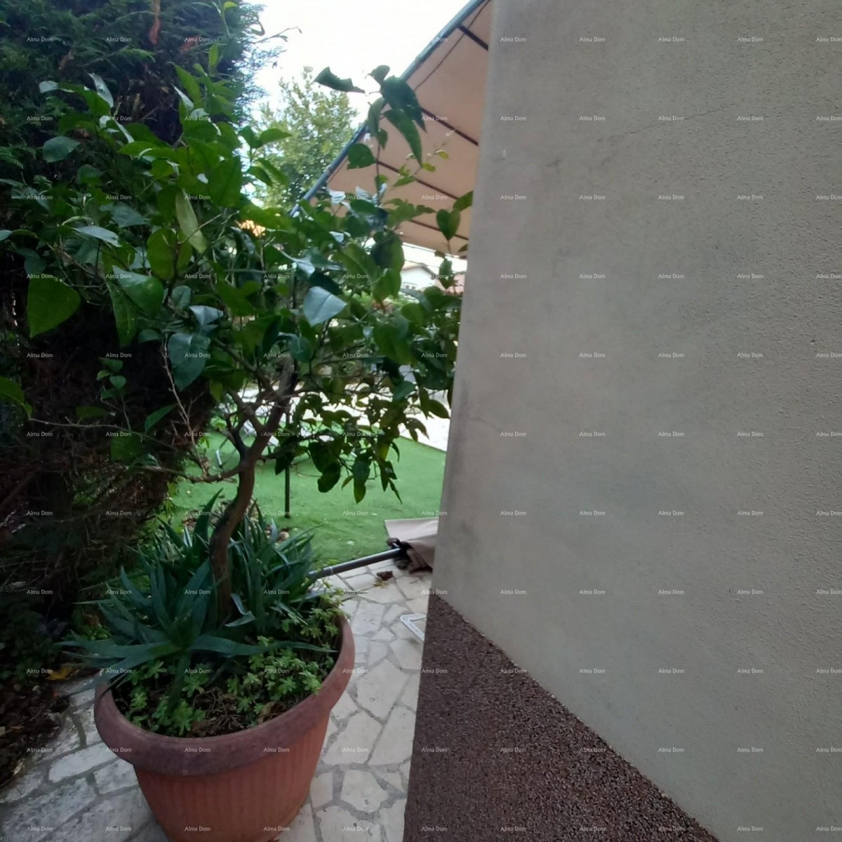 Pješčana Uvala, 200 meters from the beach and sea, a charming house with three apartments. 3