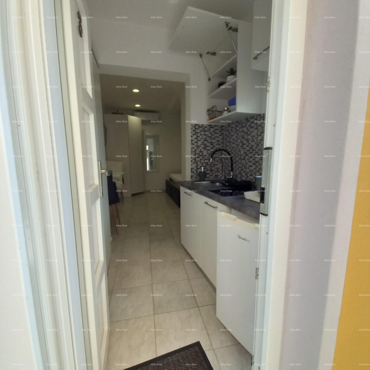 Pješčana Uvala, 200 meters from the beach and sea, a charming house with three apartments. 20