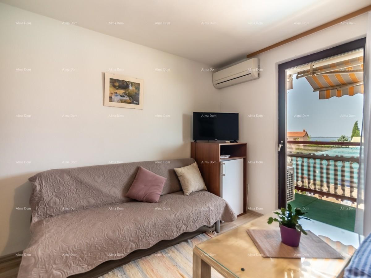 Apartmanska kuća s bazenom!Blizina mora i plaže!  Peroj. 50