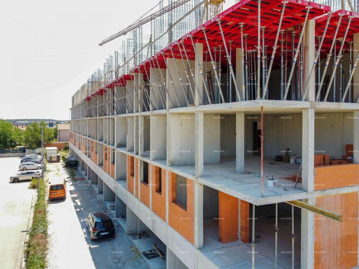 Pula! Edificio residenziale moderno con ascensore, vicino al centro. S43 23