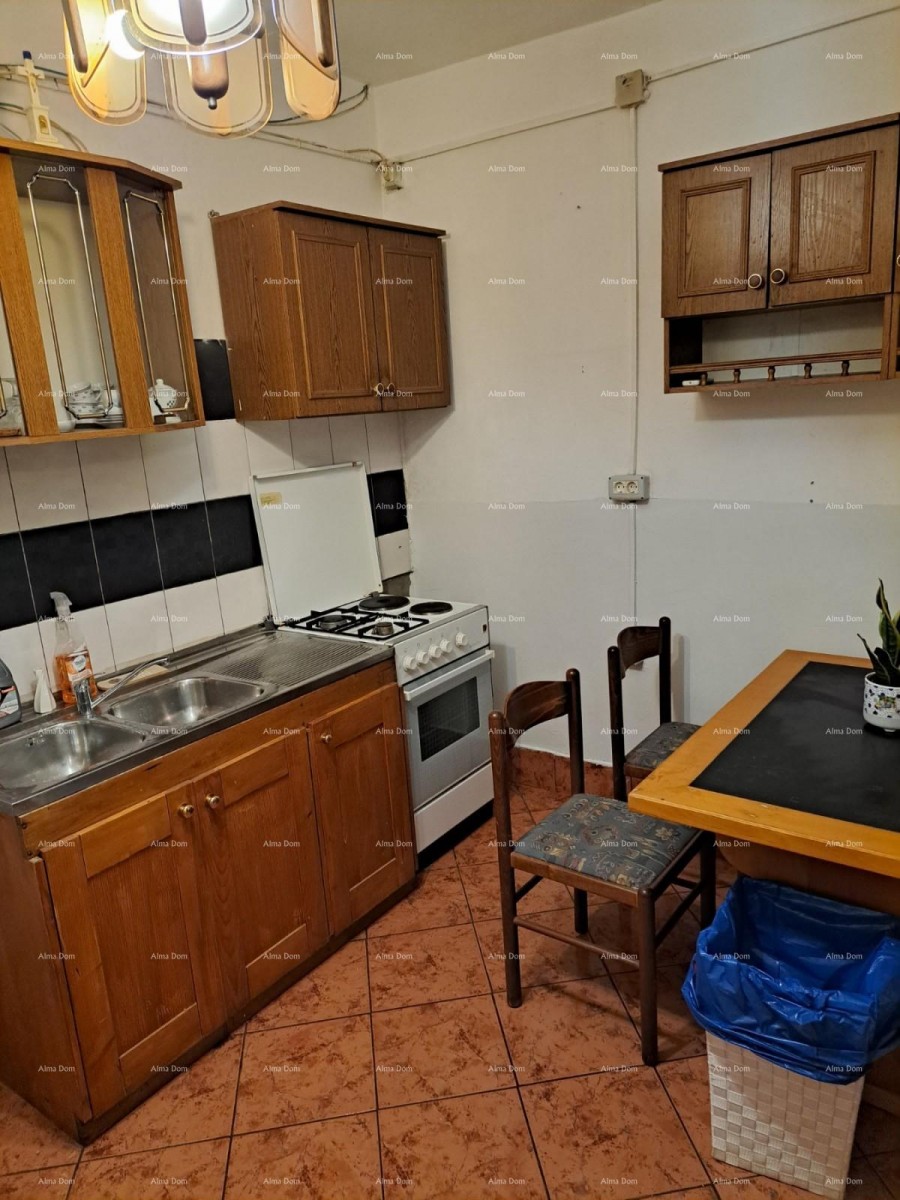 Na prodaj je hiša s kletjo, veliko teraso, dvema trisobnima stanoma in dvoriščem. Odlična priložnost za naložbo! 4