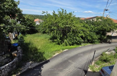 Building land near Poreč with a small stone house.